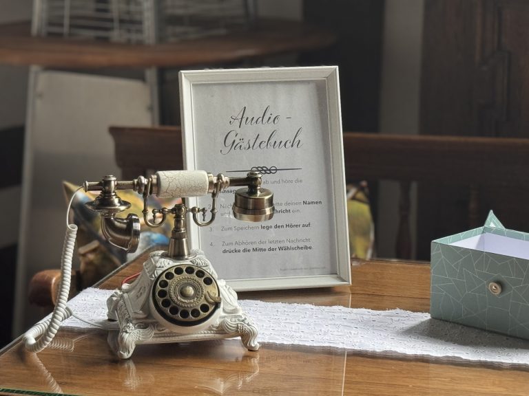 Audio-Gästebuch weiß Vintage mit Deko bei einer Hochzeit